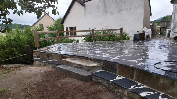 Terrasse en pierre Cazères